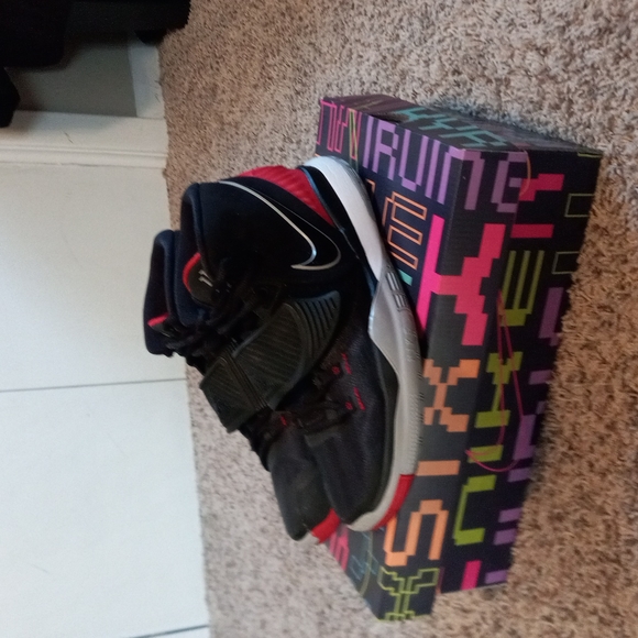 Kyrie 6 bred - Picture 2 of 6